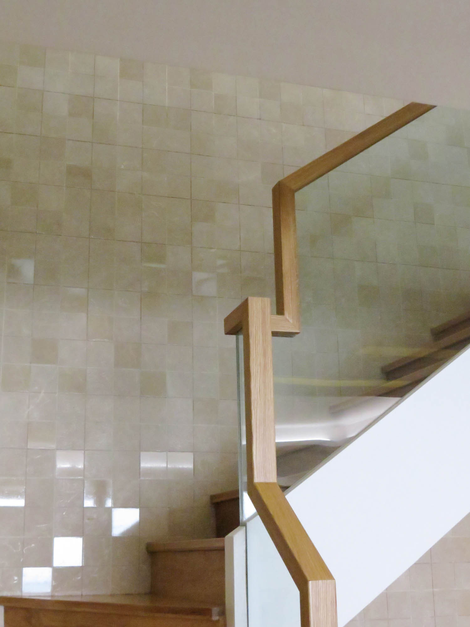 现代简约复式装修楼梯墙面设计