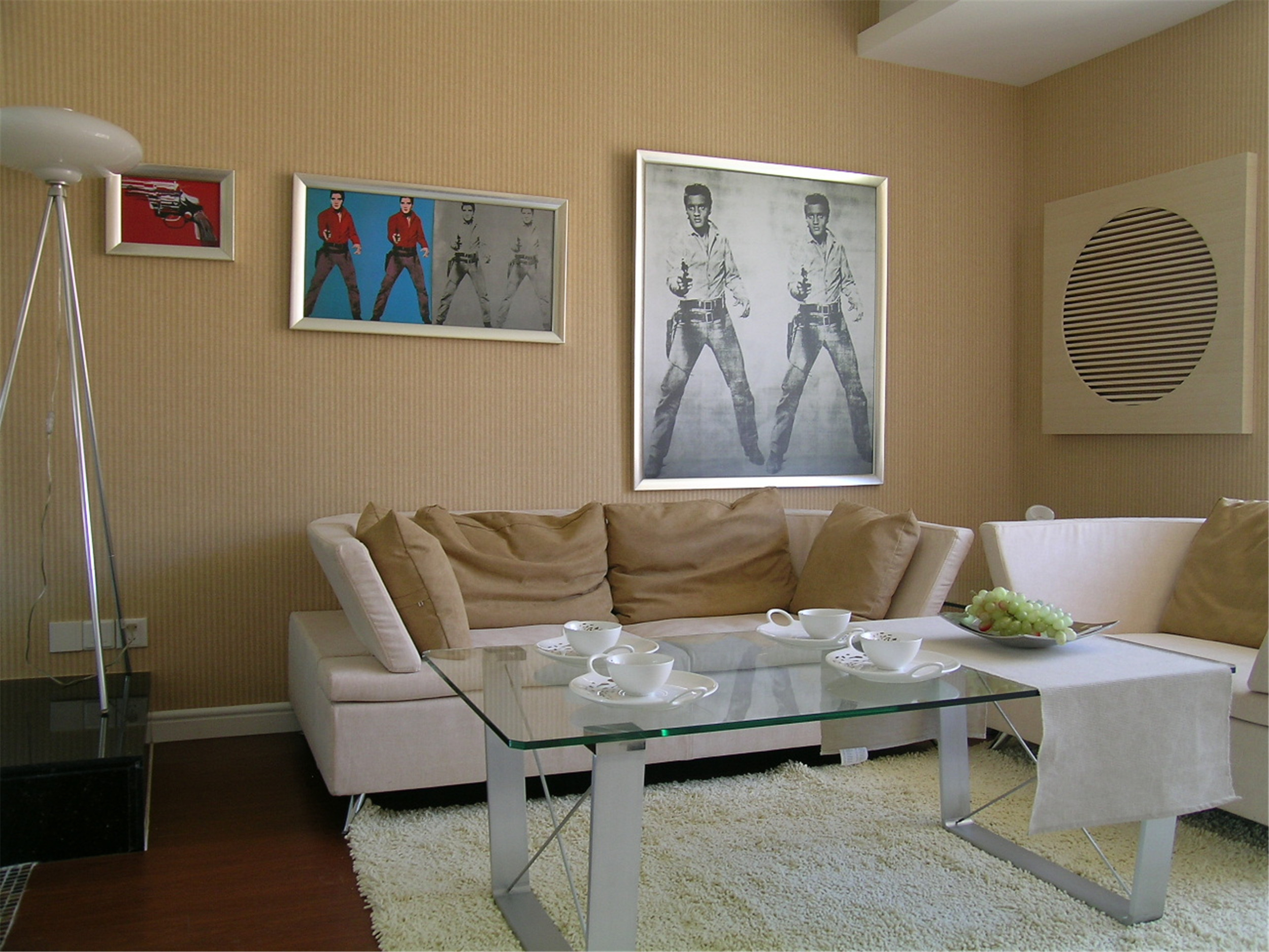 100平现代简约二居装修沙发背景墙图片