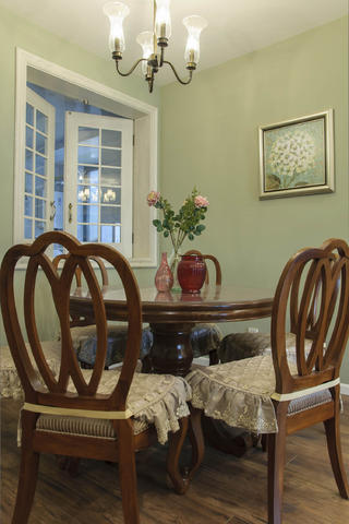150㎡美式三居装修餐桌椅图片