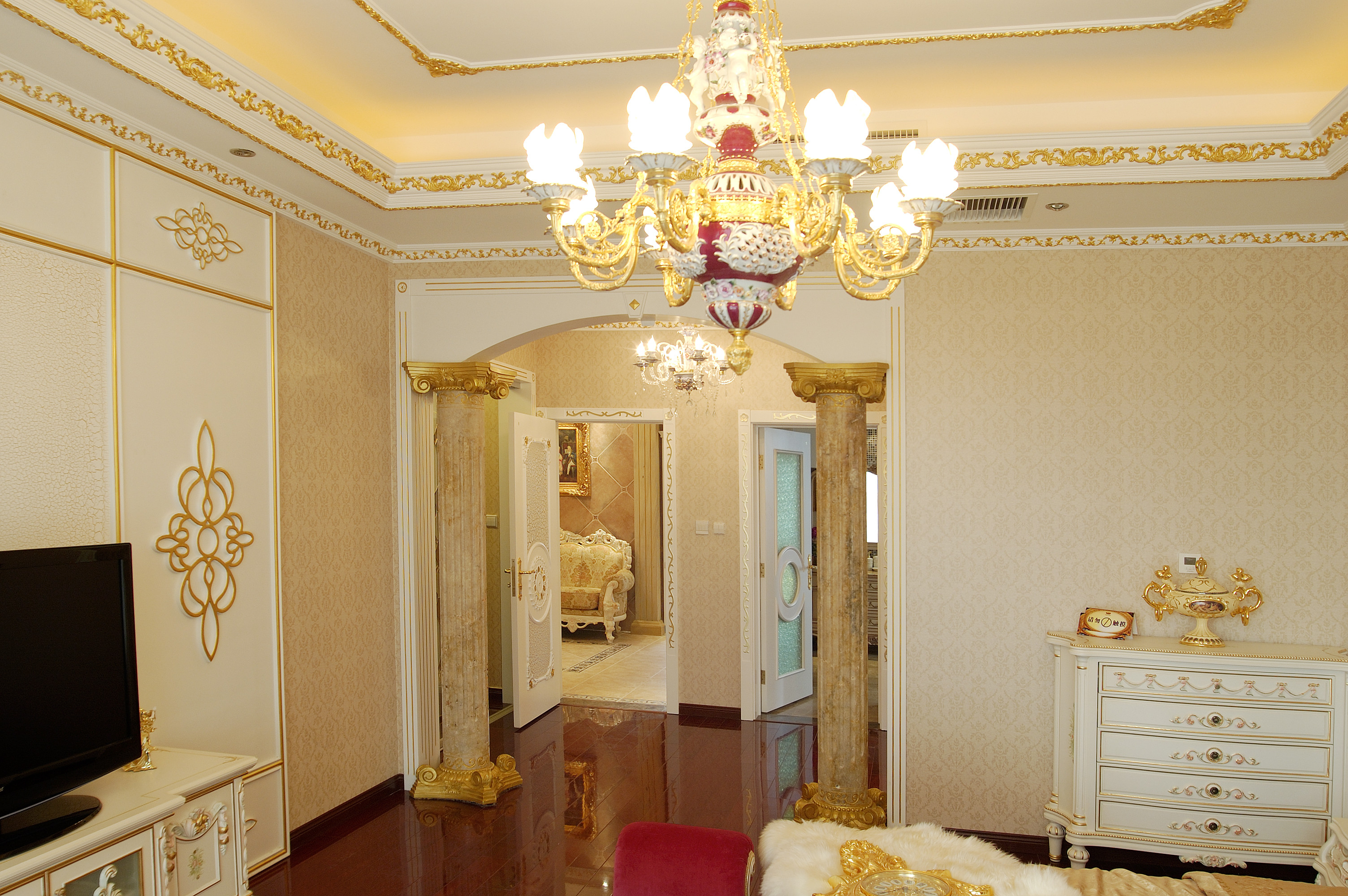 欧式风格,四房装修,豪华型装修,140平米以上装修,别墅装修,卧室,灯具,金色