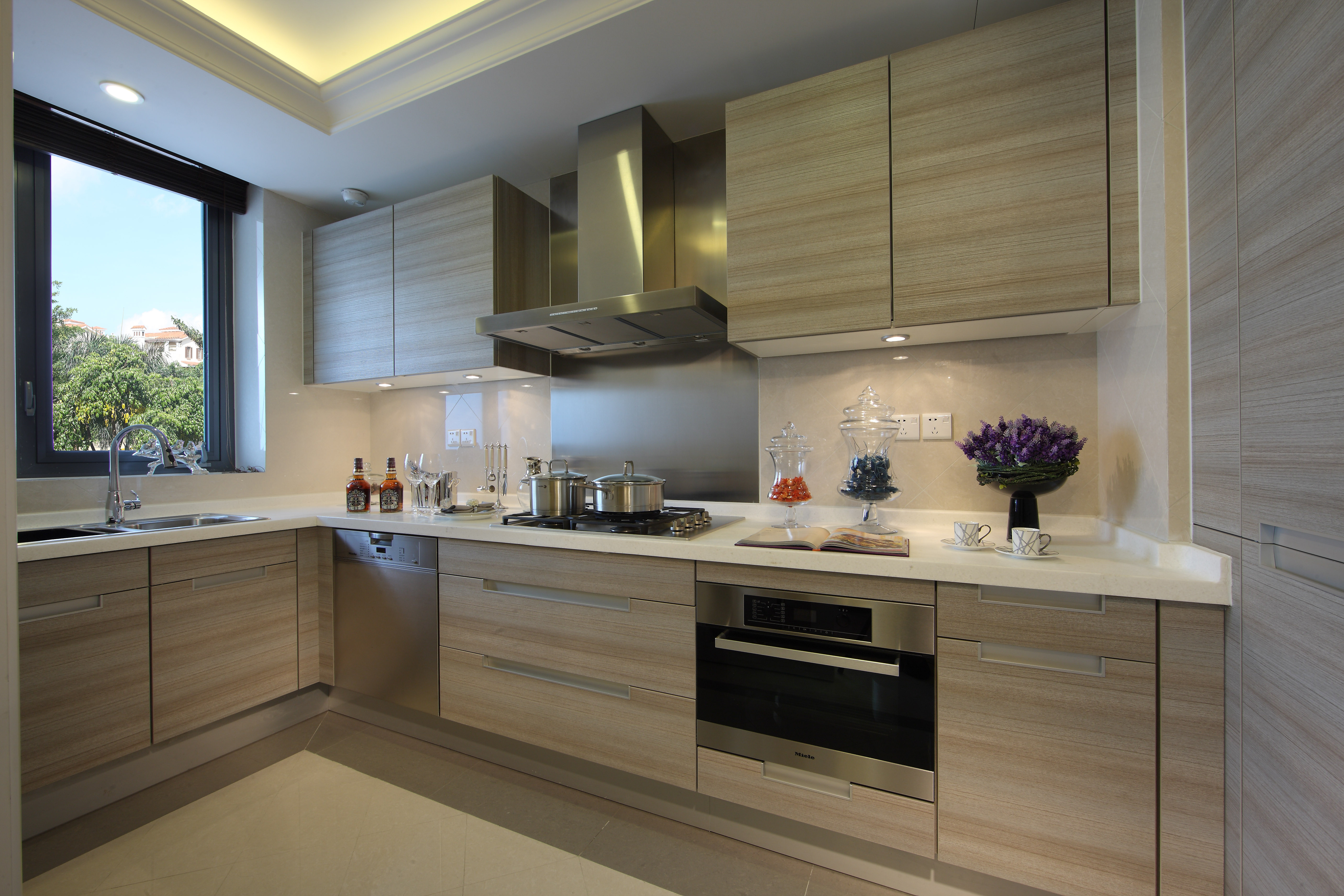 110平现代奢华二居装修厨房设计图