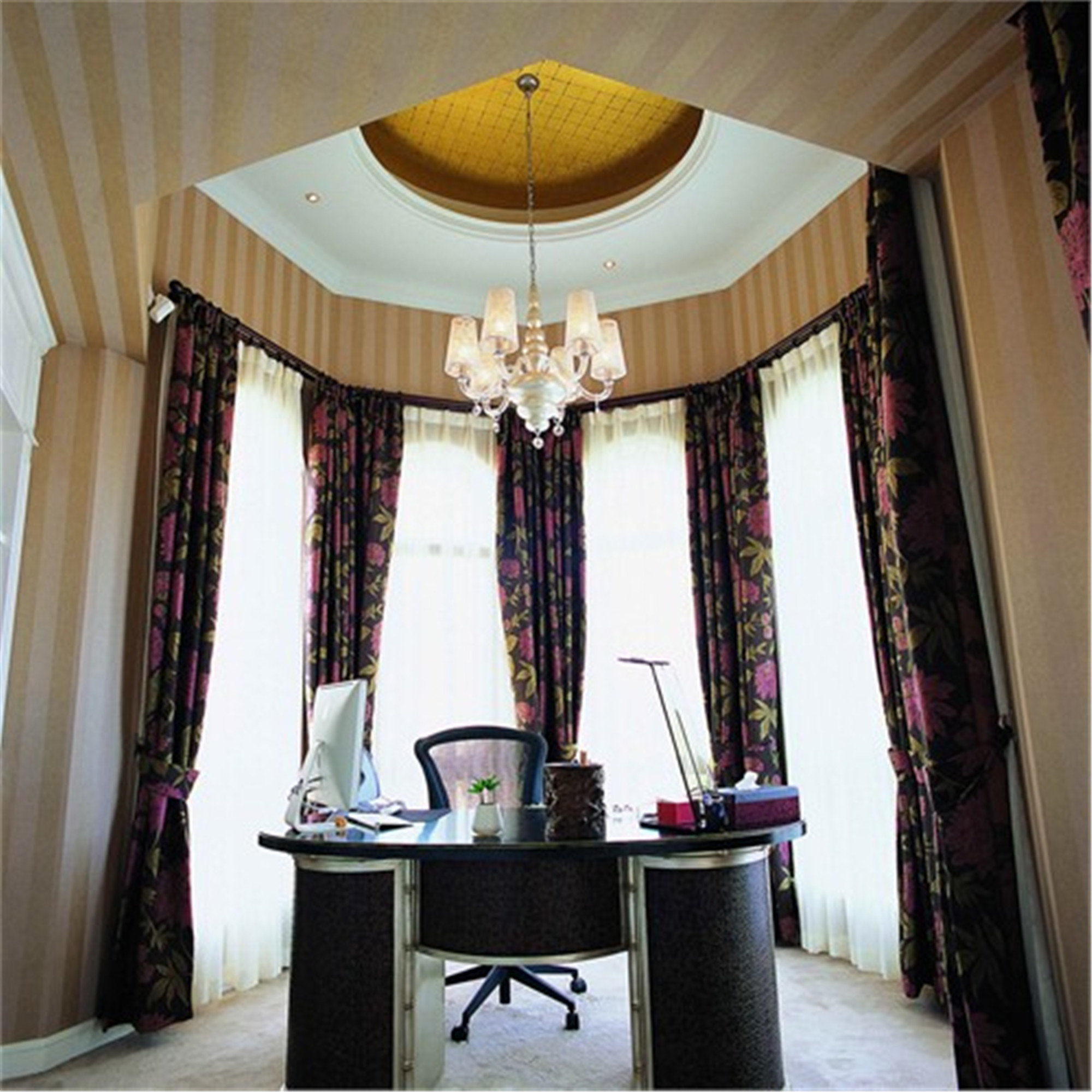 桌面顺畅的圆弧造型,加上大面积的落地窗搭配翠花式的窗帘