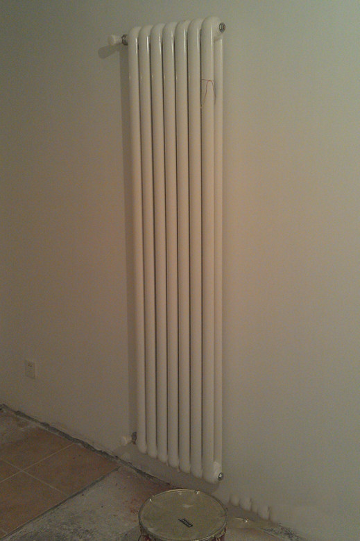 卧室的长条暖气片子.