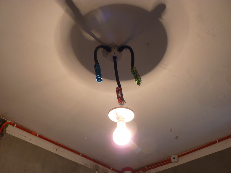  图九:任何地方水电不能同槽.