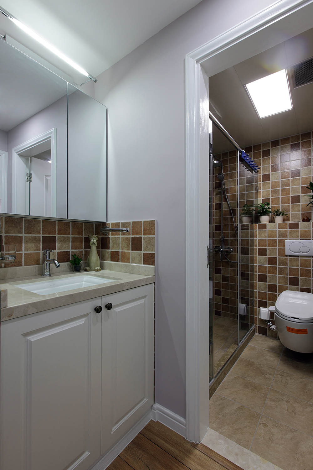 简美复式三居装修浴室柜图片
