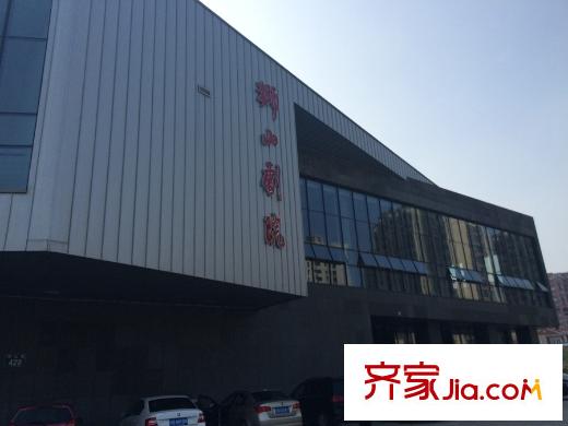 景瑞红翎台向南面约1100米狮山剧院