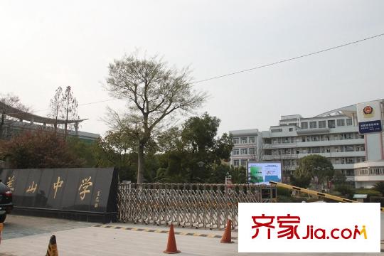 景瑞红翎台向南面约1100米姜山中学