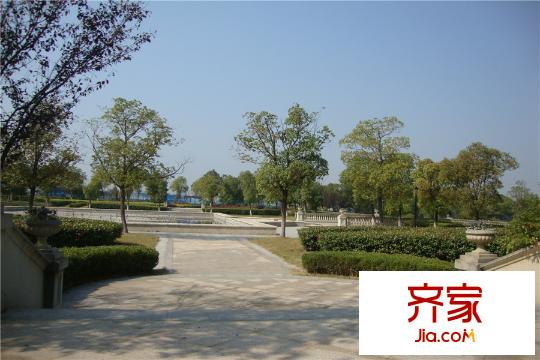 世茂龙湾售楼部前广场(20141103)
