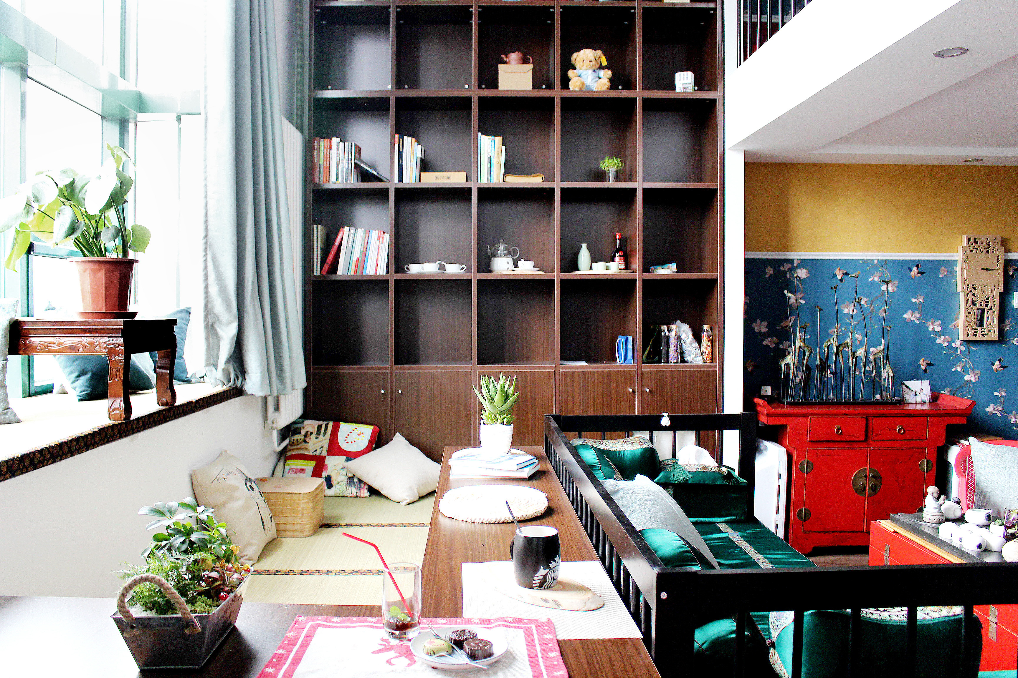 中式风格,复式装修,15-20万装修,100平米装修,客厅,书柜,地台,沙发,原木色,红色