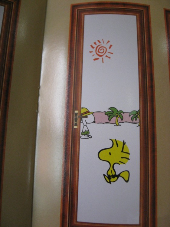 卫生间门图案 ,家里有小孩子,就选择了卡通图案的.这图案站在.