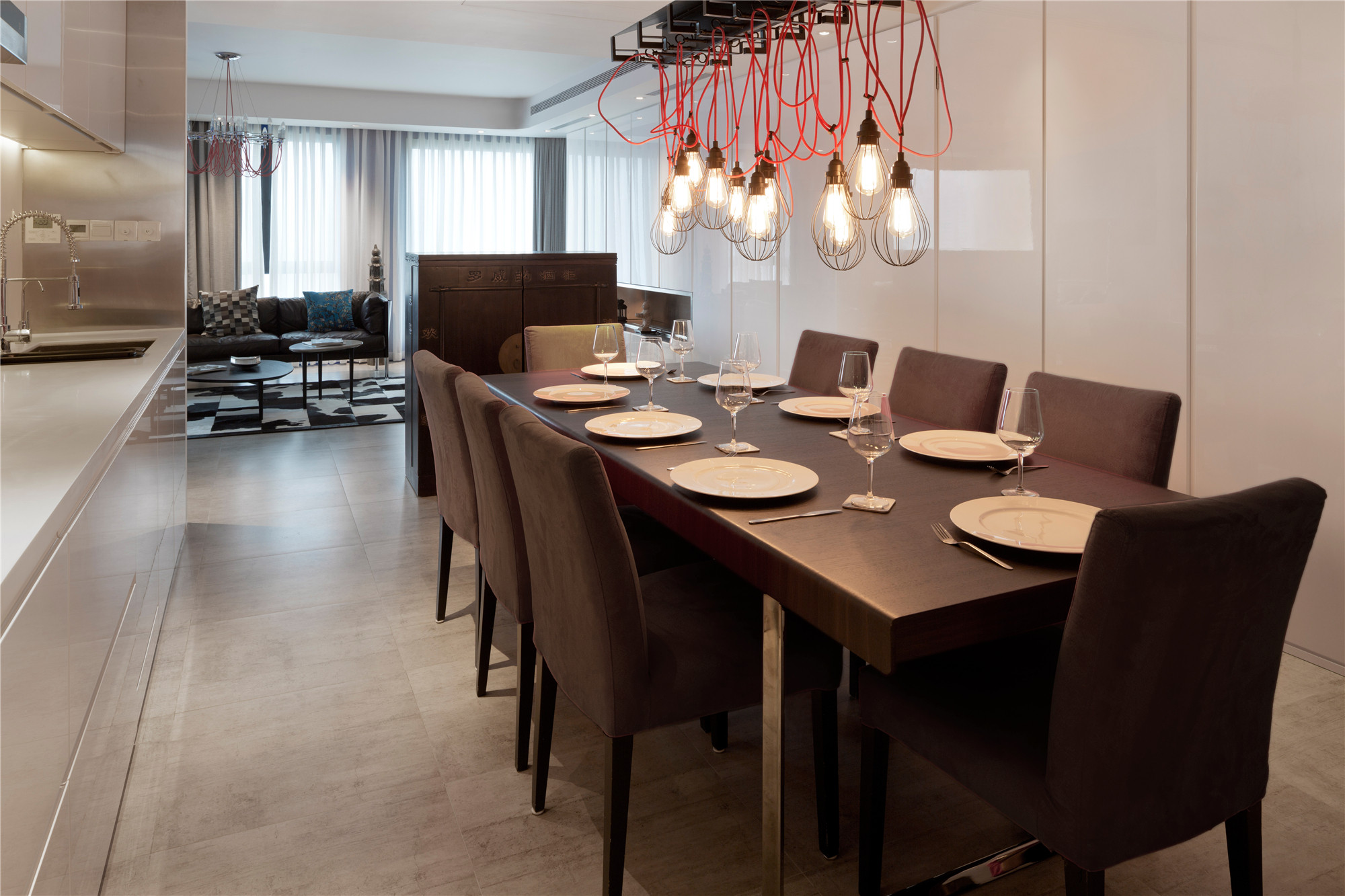 180平高级公寓装修餐桌椅图片