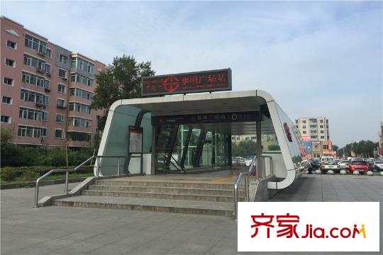 万科城市之光周边配套-黎明广场地铁口