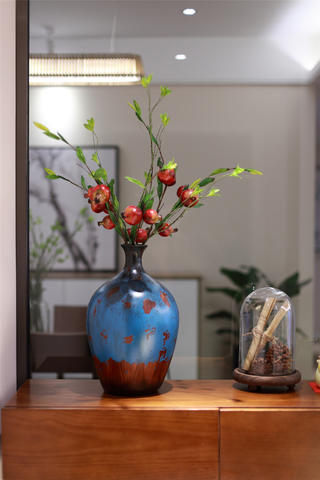 三居室现代简约家玄关花瓶装饰