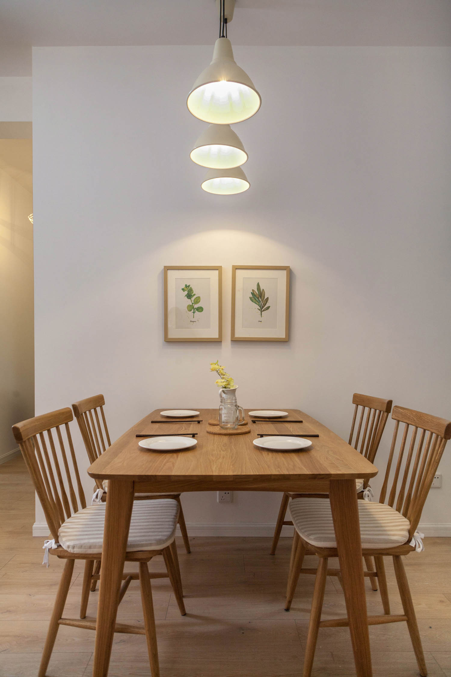 三居室北欧风之家餐桌图片