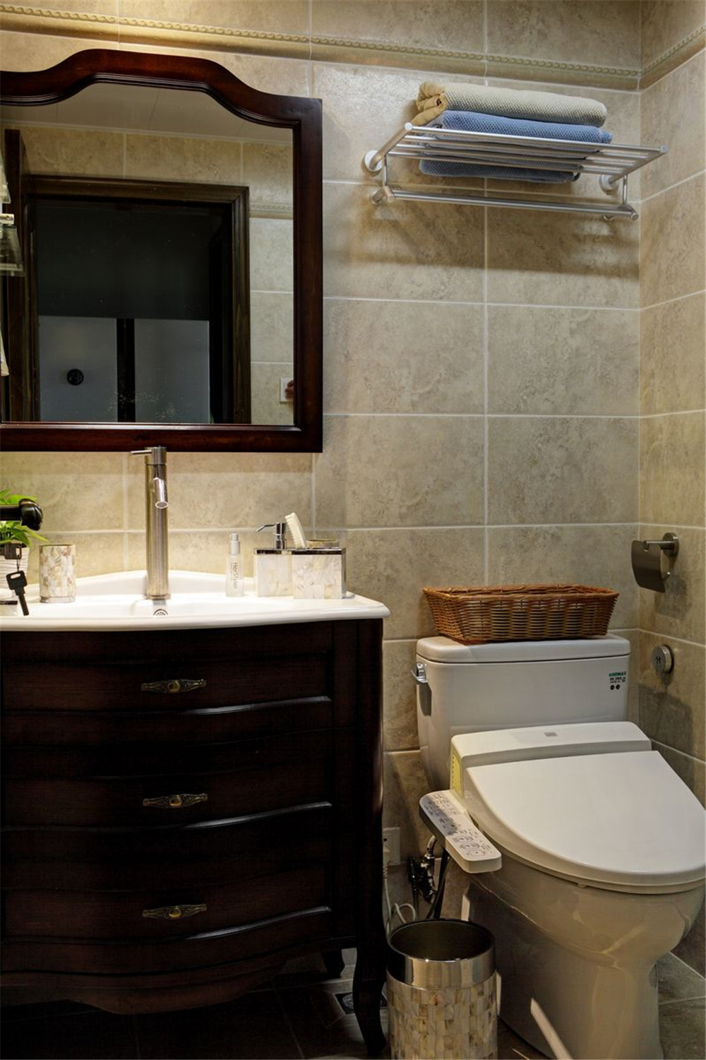 美式风格三居室装修卫生间装潢图