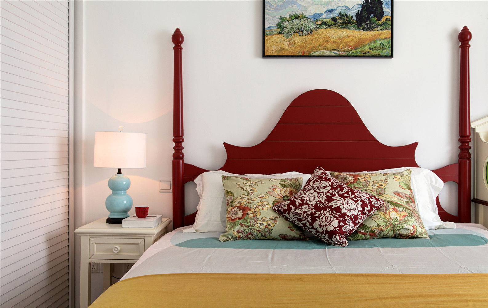 90平美式二居装修卧室床设计