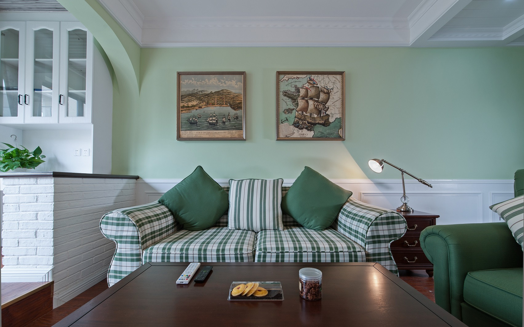 美式风格,二居室装修,90平米装修,10-15万装修,客厅,沙发,沙发背景墙,绿色,抱枕