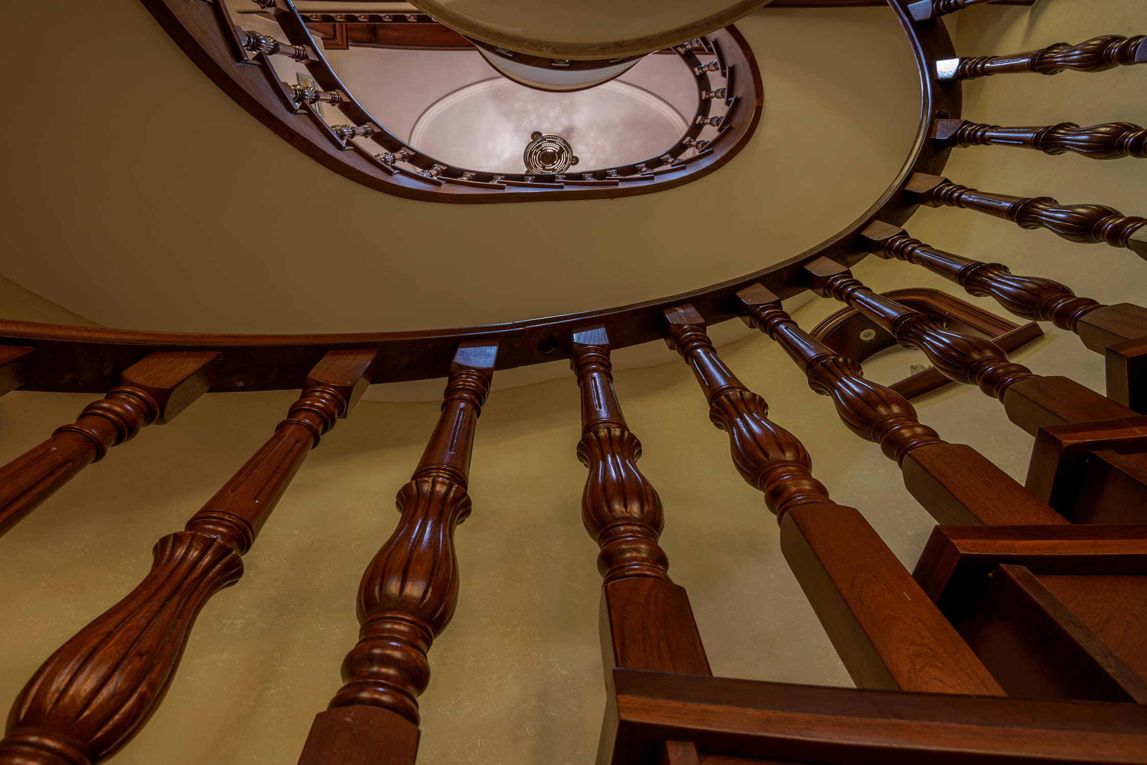 大户型新古典美式混搭装修楼梯仰视图