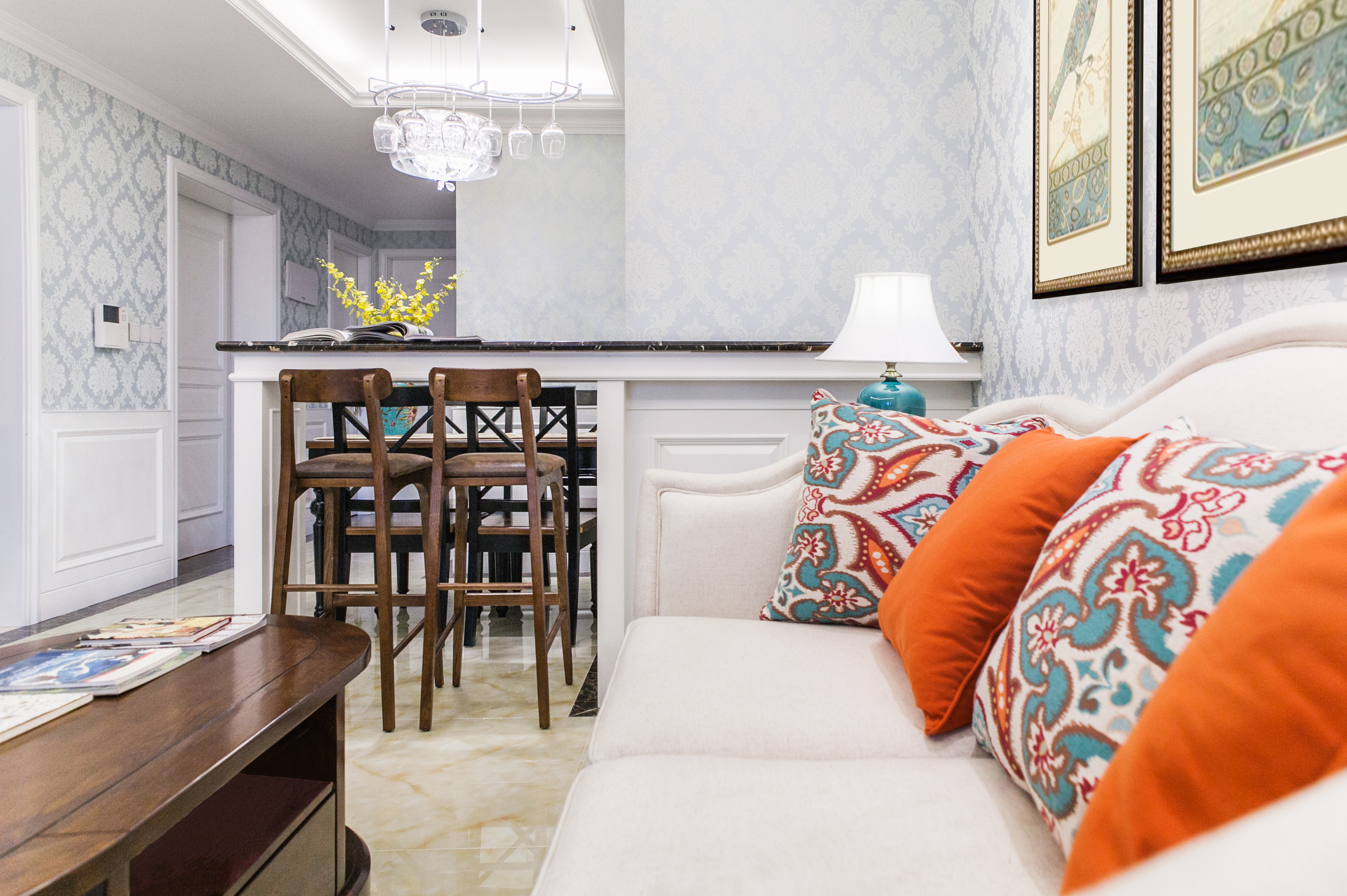 美式风格,90平米装修,三居室装修,10-15万装修,客厅,沙发,抱枕,橙色