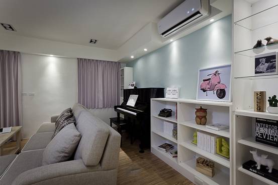 钢琴就放在沙发后面.