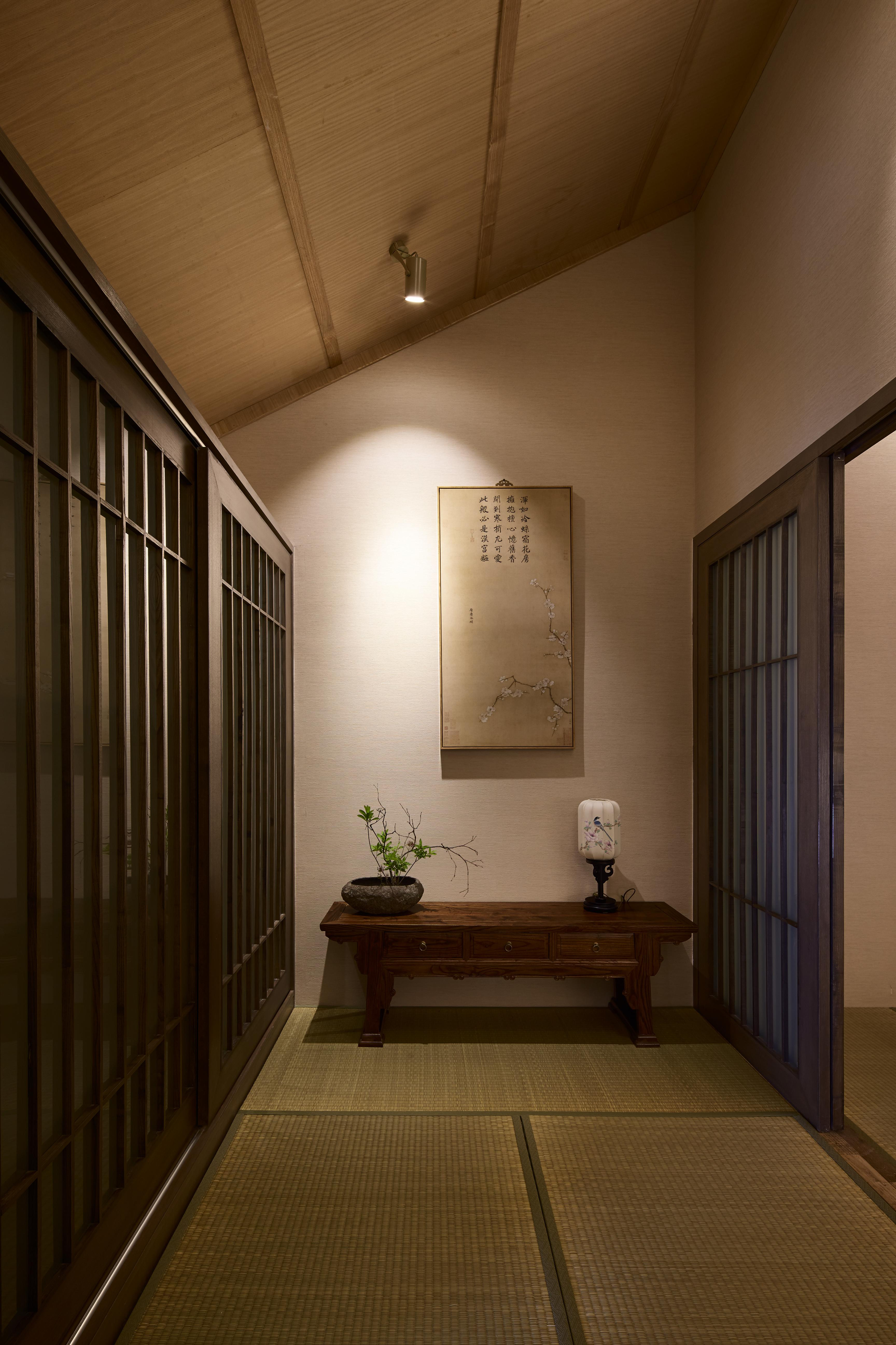富有意境的过道设计连接着日式茶室,字画
