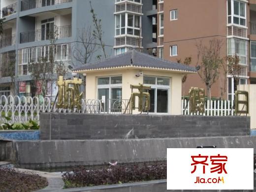 湖畔城市假日外景图