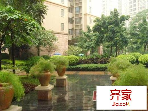 湖畔城市假日外景图
