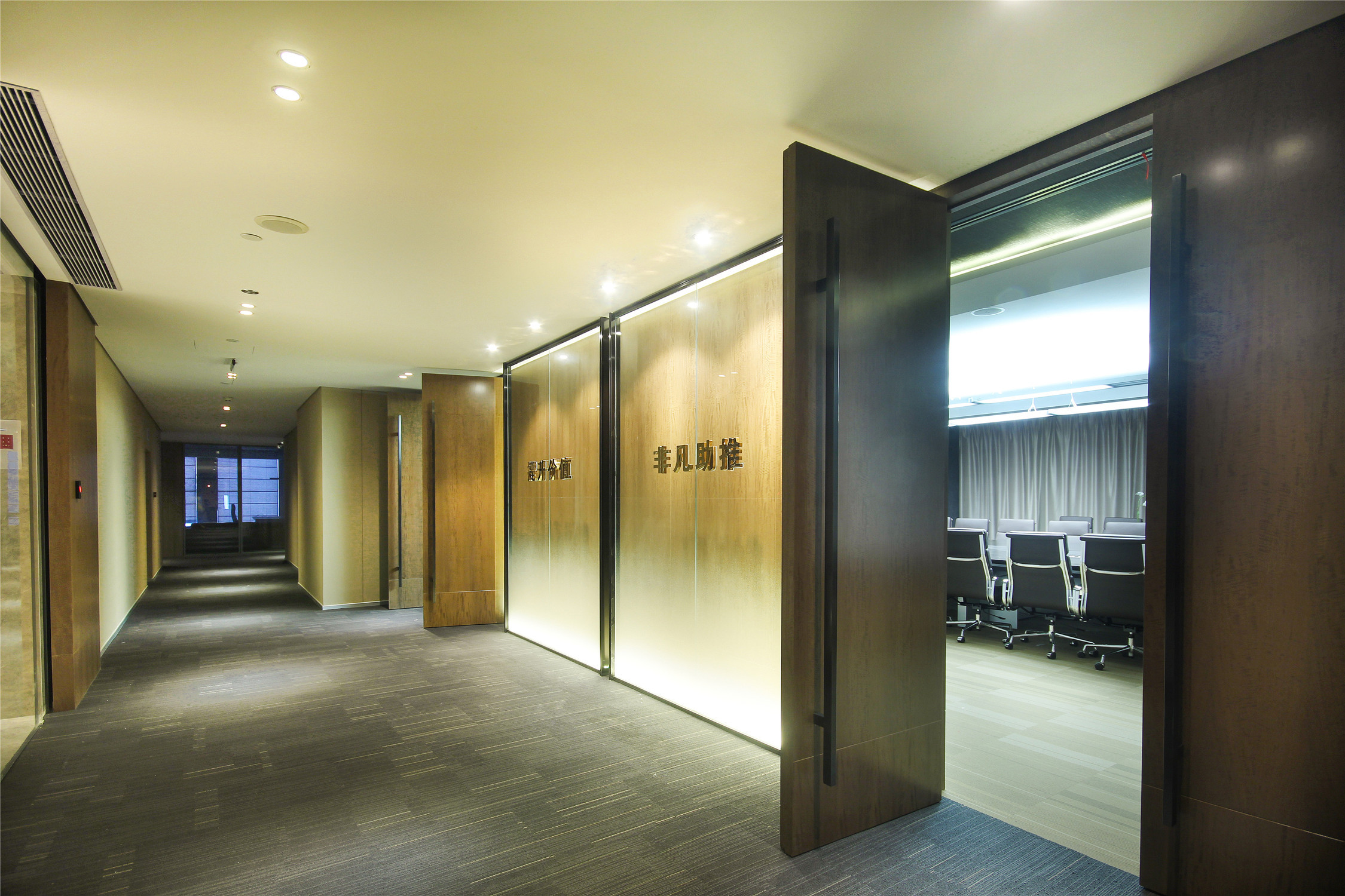 纹理清晰的方块地毯,温润透亮的背景墙,使