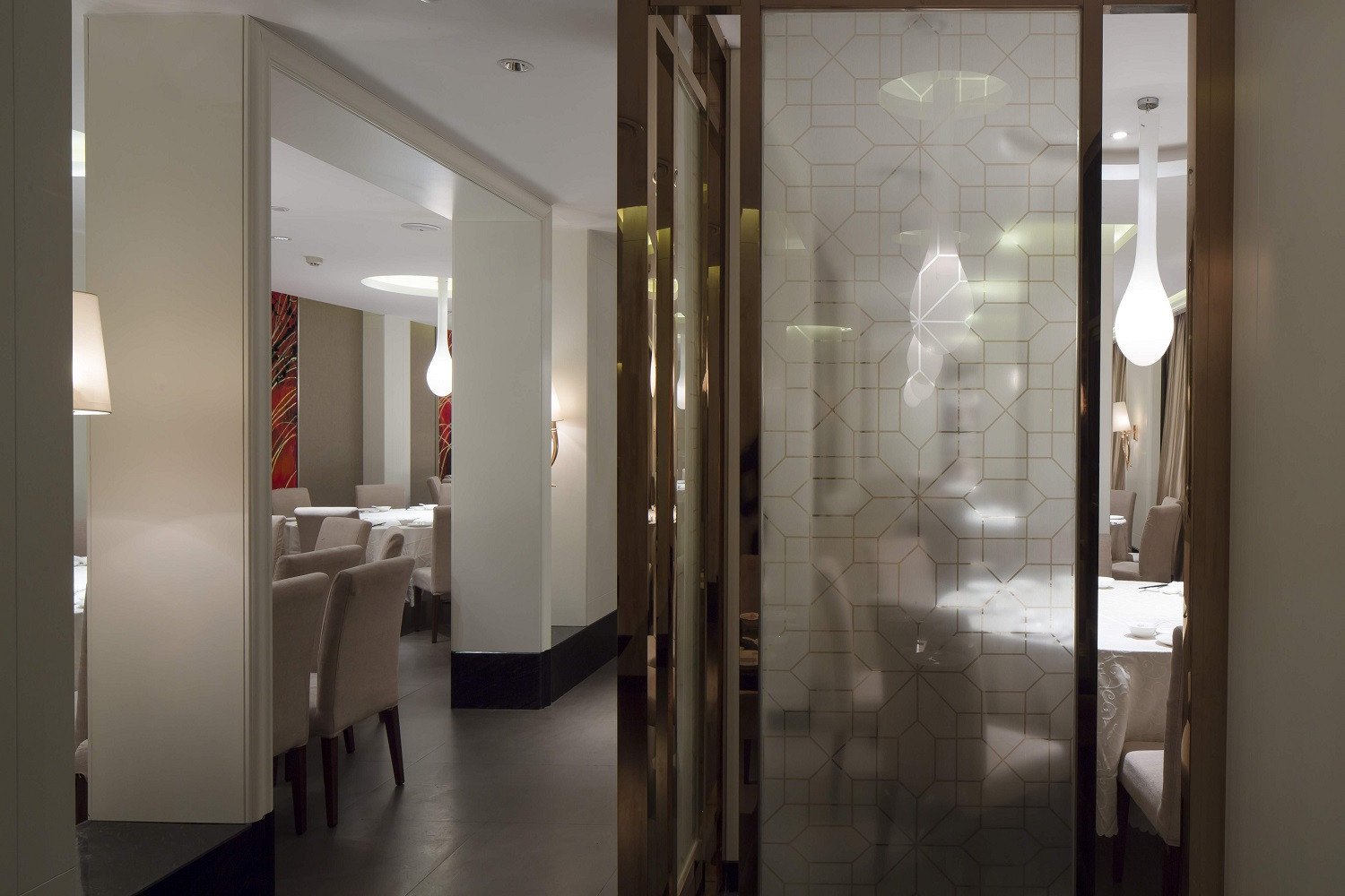 现代简约风饭店装修玻璃门隔断设计