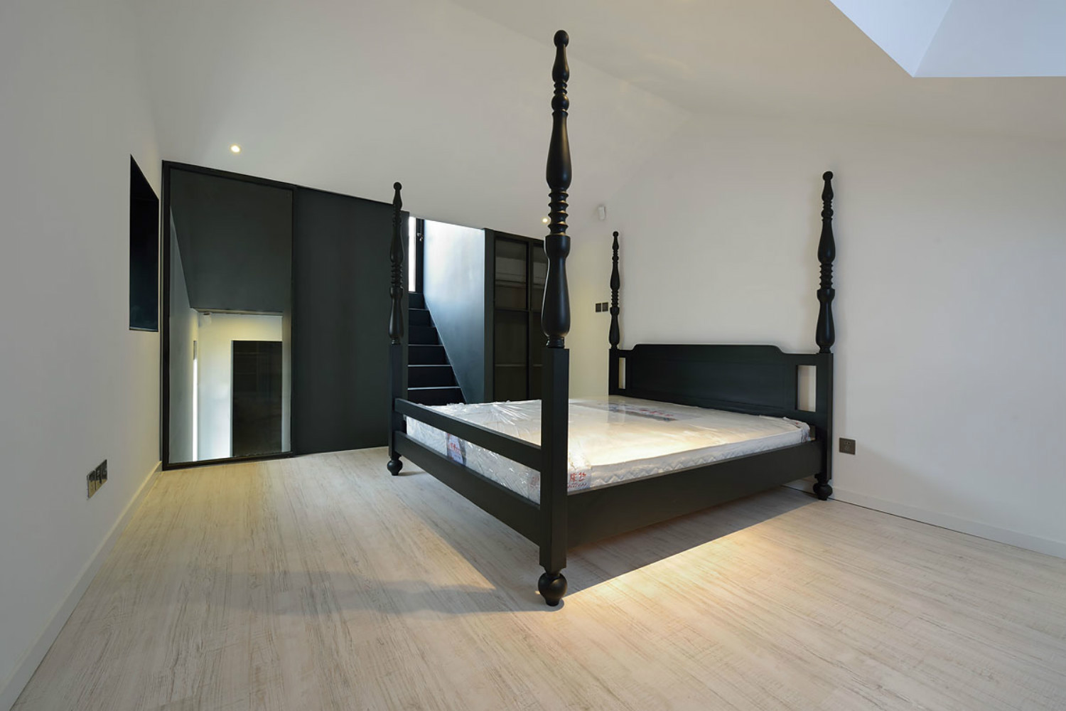 loft风格,复式装修,140平米以上装修,20万以上装修,卧室,简约风格,衣柜,黑色