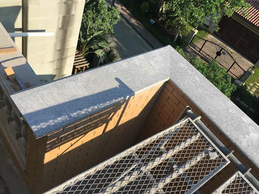 压顶三楼栏杆填缝二楼卫生间黄色的比白色好看下午压顶二