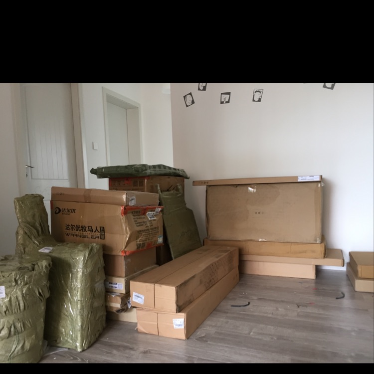 家具到了,一车送过来,开始往上搬了