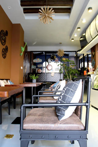 120平混搭风咖啡厅装修餐桌椅图片
