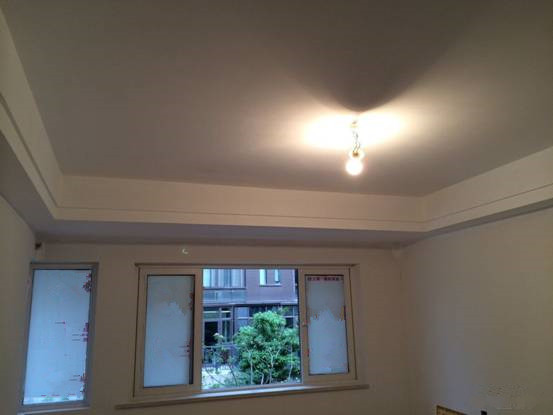 乳胶漆主要在顶面,今天刷完底漆和一遍面漆,稍作修补后,明天刷