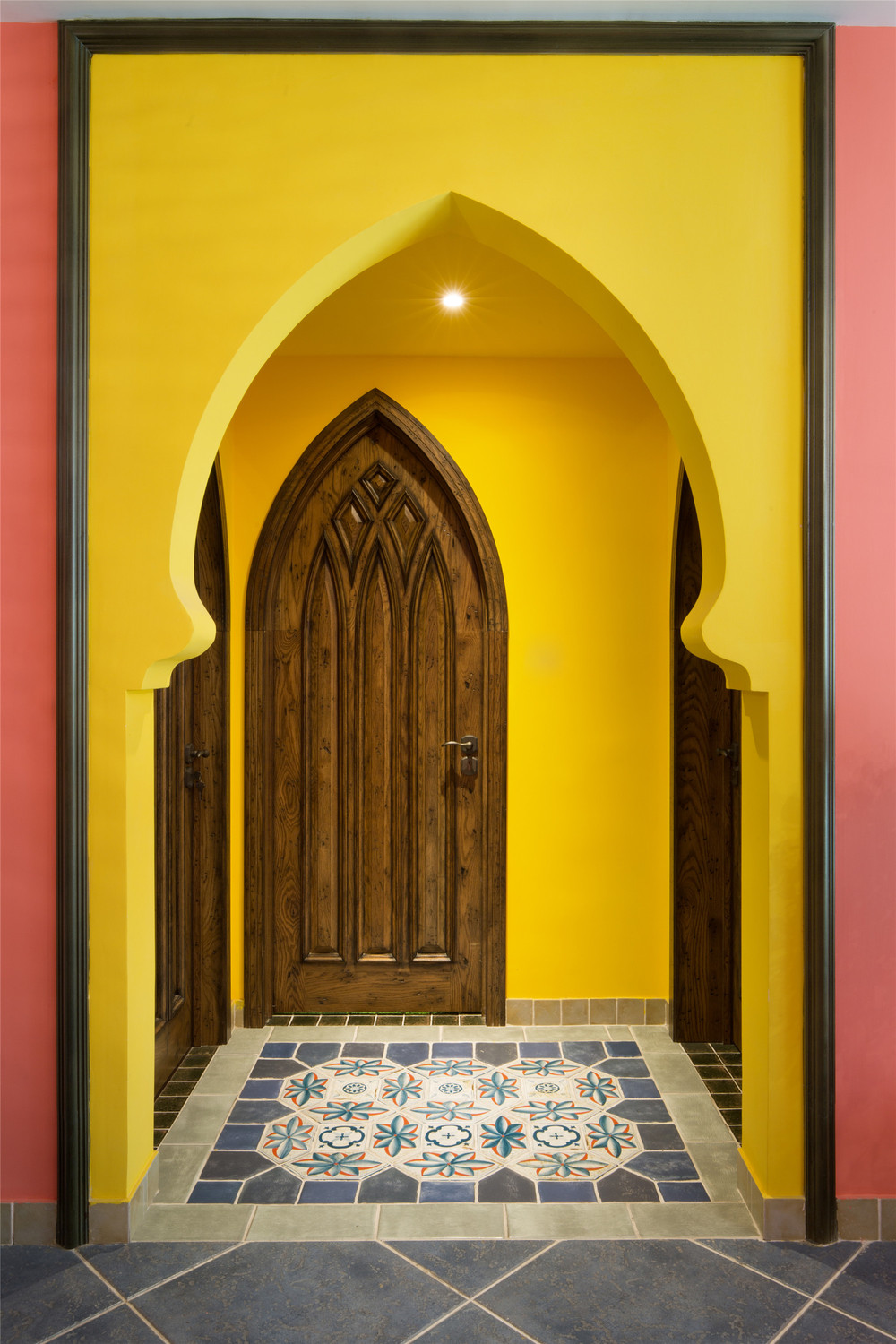 异形的门框,标准的传统东南亚泰式风格.