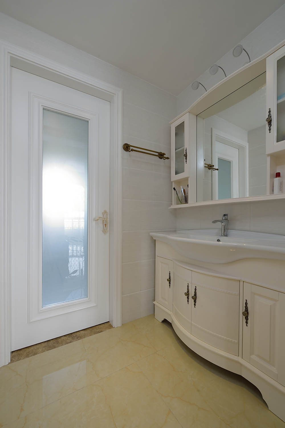 100平现代简欧风格装修浴室柜图片