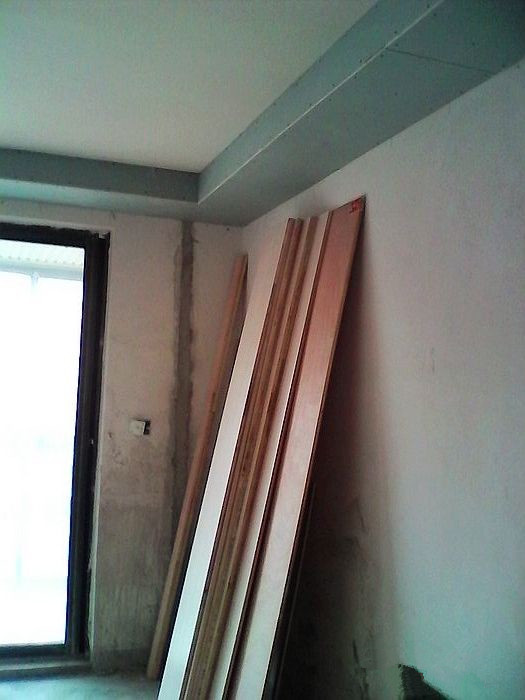 我家客餐厅吊顶非常简单,就是常见的麻将顶.