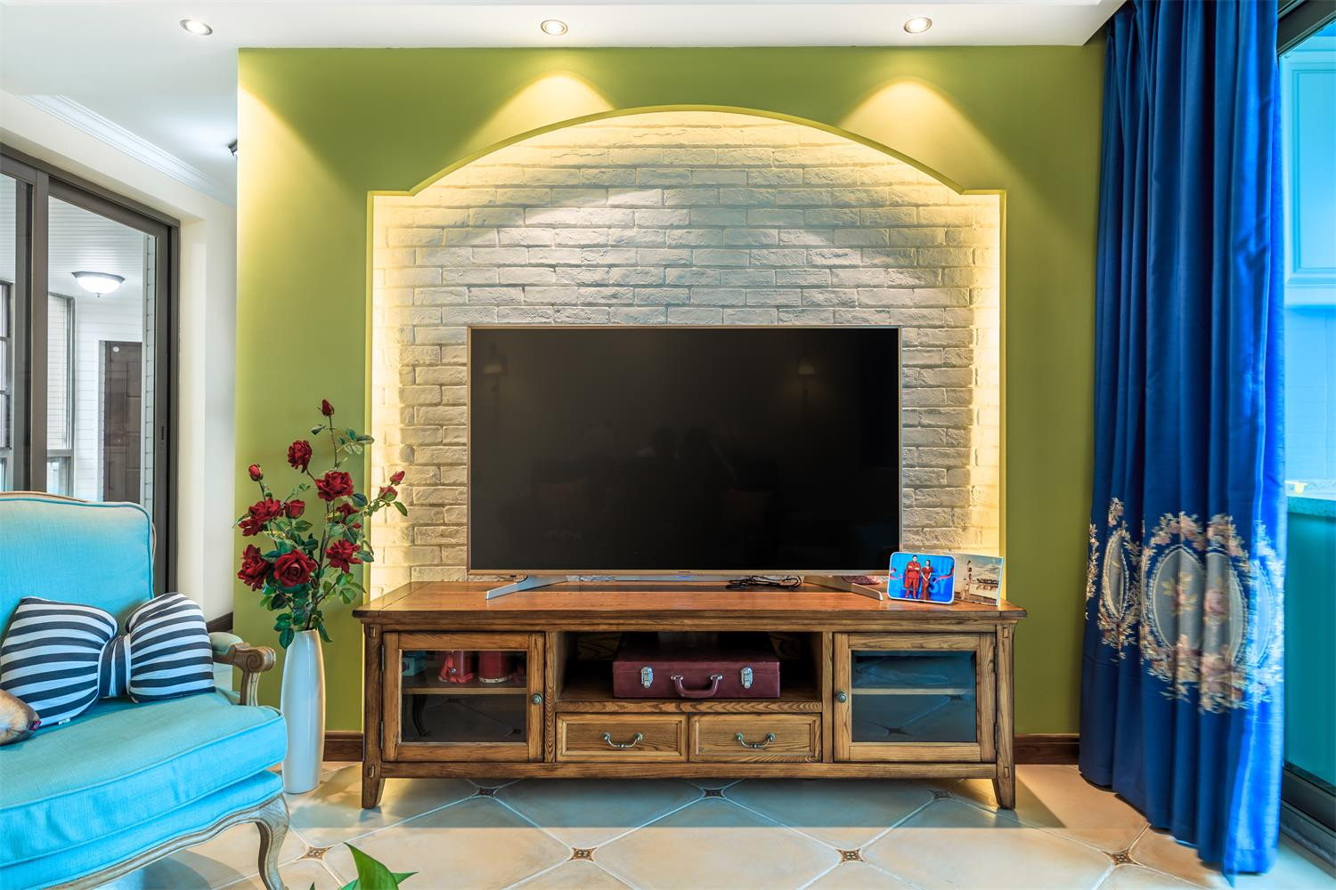 130平美式风格三居装修电视背景墙图片