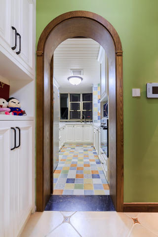 130平美式风格三居装修厨房门洞设计