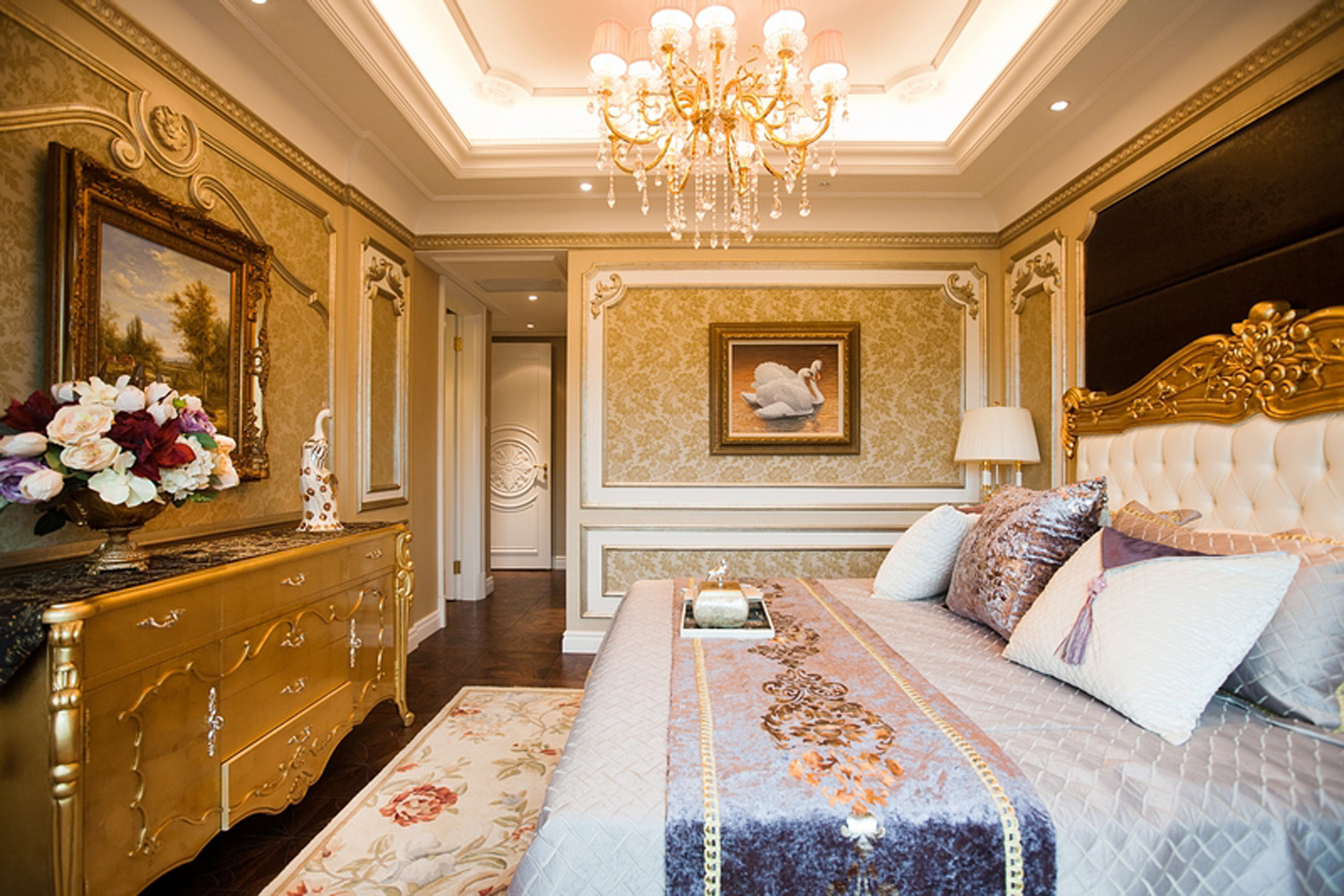 130平米装修,三居室装修,豪华型装修,卧室,法式风格,卧室背景墙,壁纸,金色