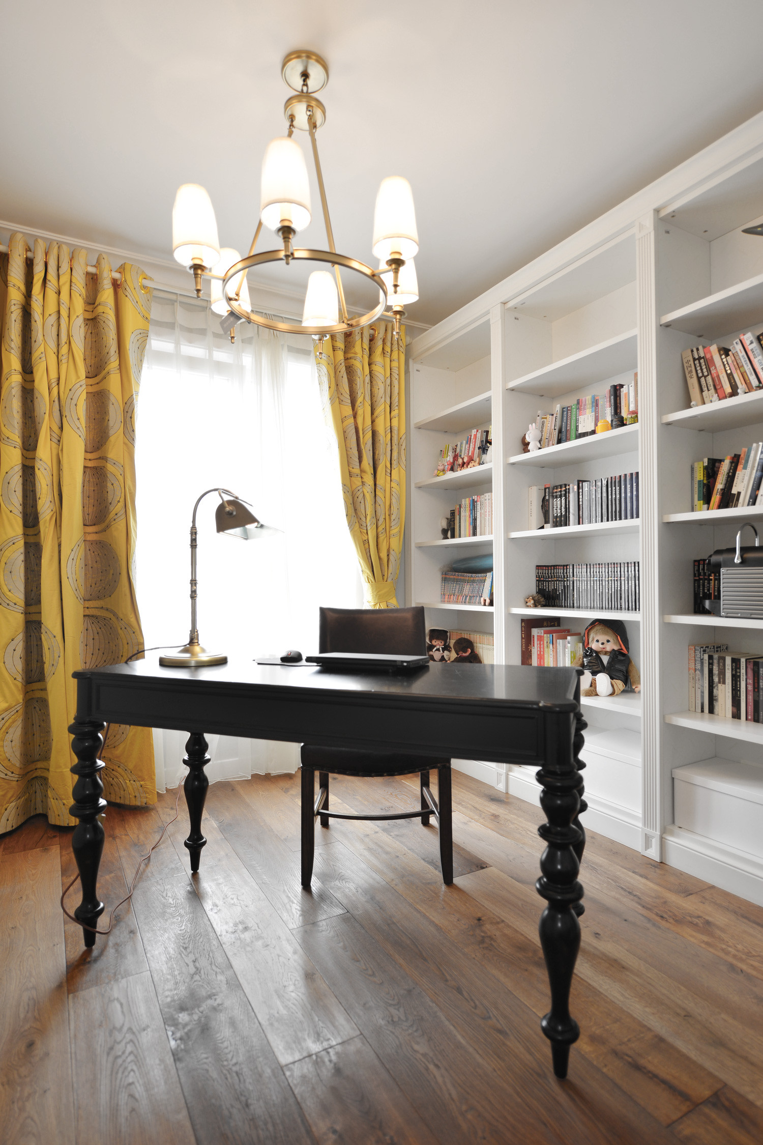 美式风格,140平米以上装修,20万以上装修,三居室装修,书房,窗帘,书桌,书柜,黄色,黑白
