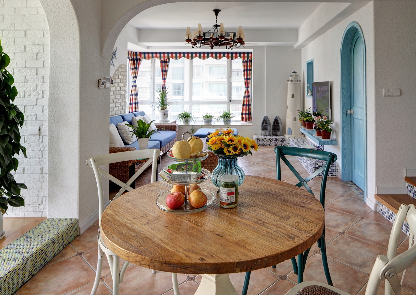 地中海风格复式装修餐桌图片