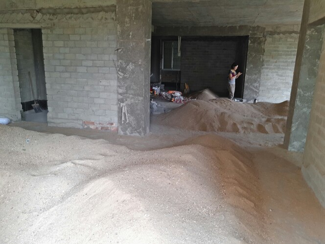 9月24日上午拆墙完毕,回收了差不多400块水泥砖,沙子也铲.