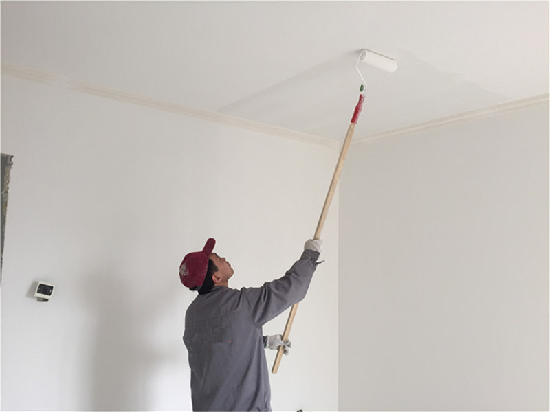 墙面刷涂料,这是在滚油漆和小的瑕疵修补.