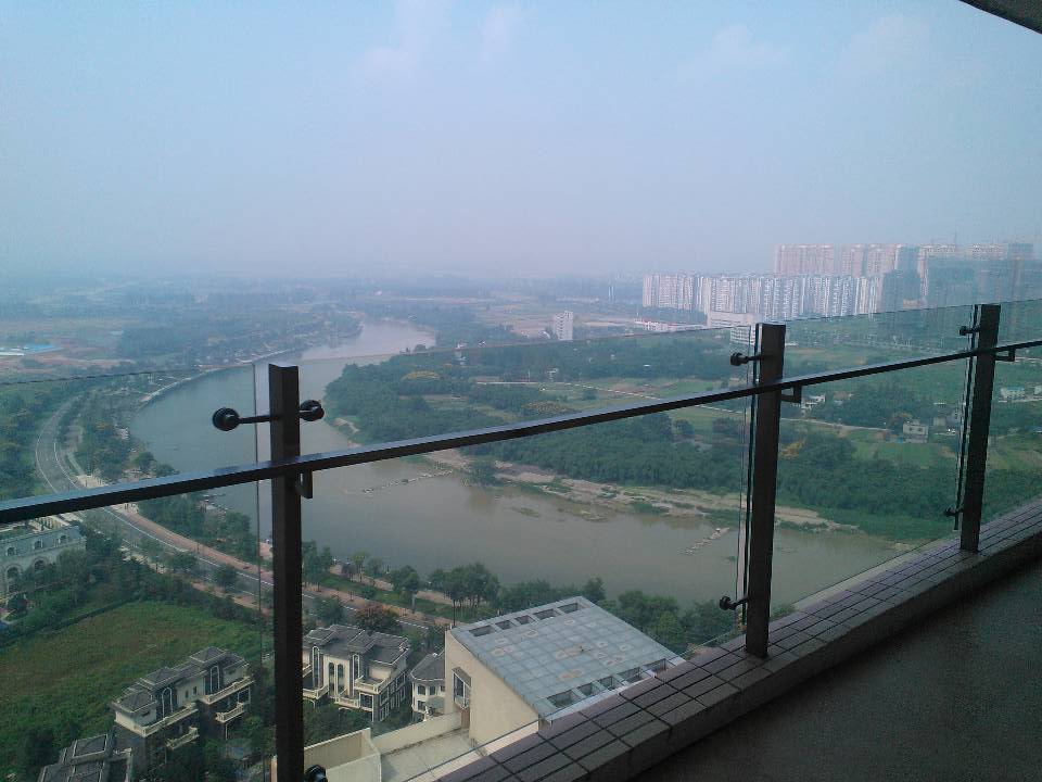 先来上一张阳台瞰景图吧,视野是还蛮开阔的,可惜这个是雾霾呢还