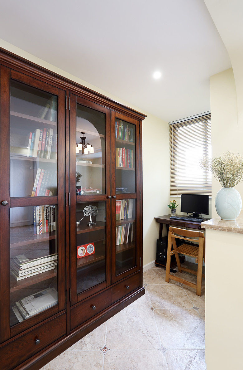 我喜欢买书看书藏书所以力排众议弄来这么大一个书柜拍照时还