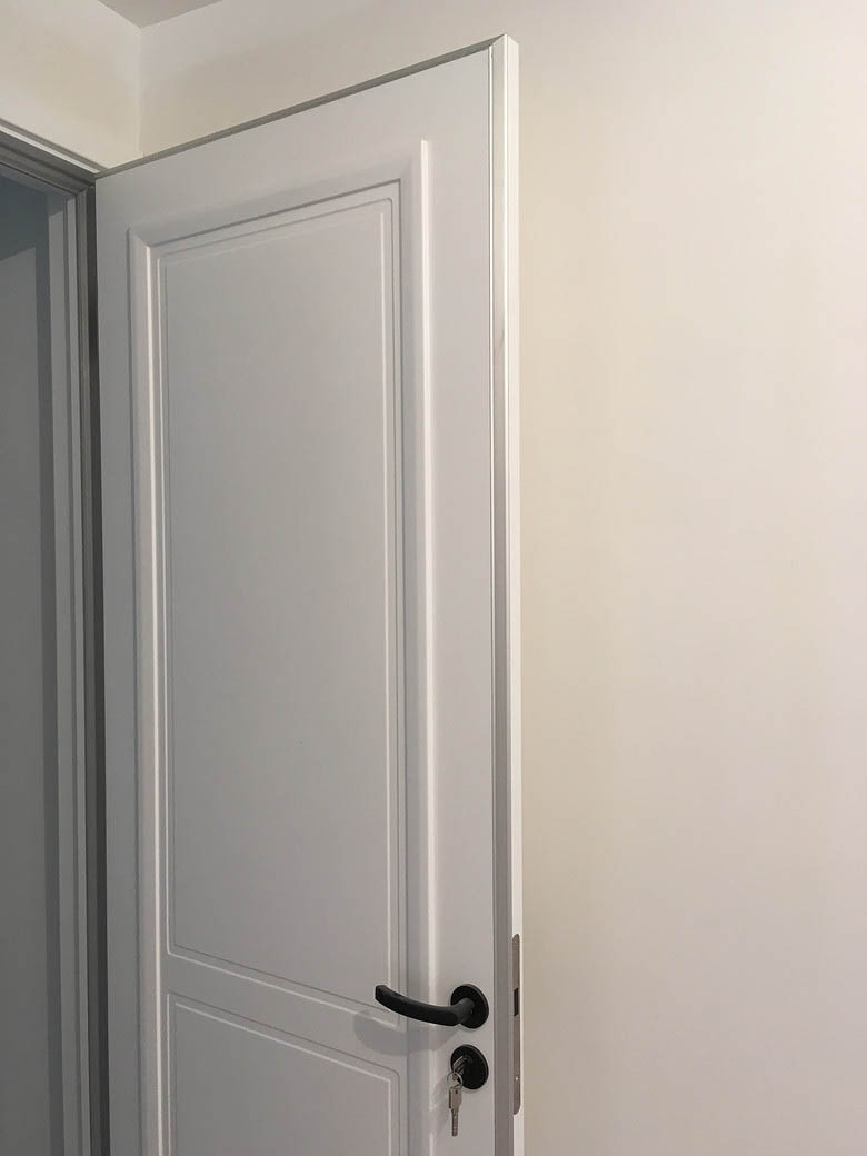 现在已经装好了.(门的边框是用45度磁条,装上去静音效果真的