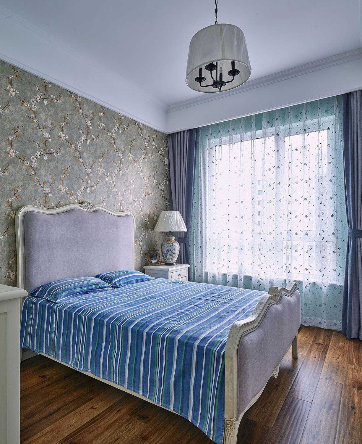 美式风格,混搭风格,三居室装修,130平米装修,卧室,卧室背景墙,窗帘,蓝色