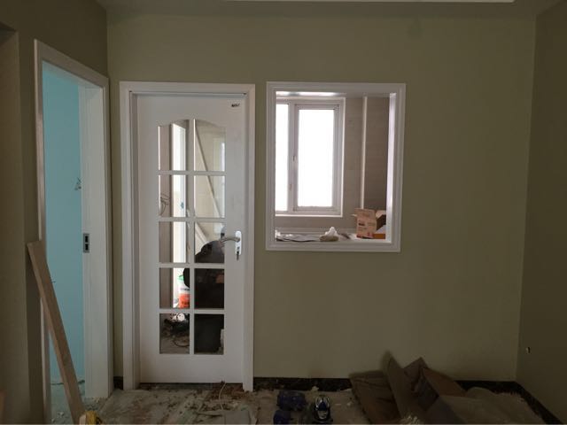 今天厨房门装好了可惜门套和边上窗套没有平齐算了就这样吧