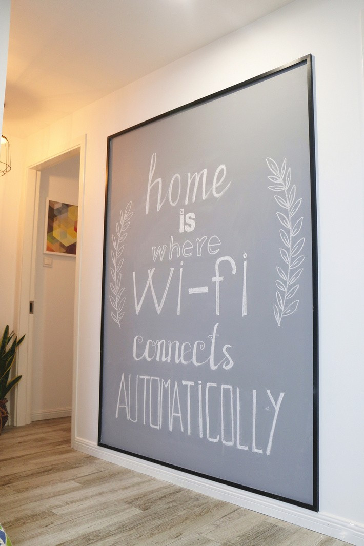 可以乱涂乱画的黑板墙,刷福乐阁黑板漆,灰色, 再定制了相框